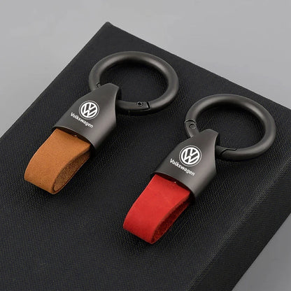 Luxuriöser VW-Wildleder-Schlüsselanhänger – Modischer Autoschlüsselhalter aus Zinklegierung in 4 eleganten Farben