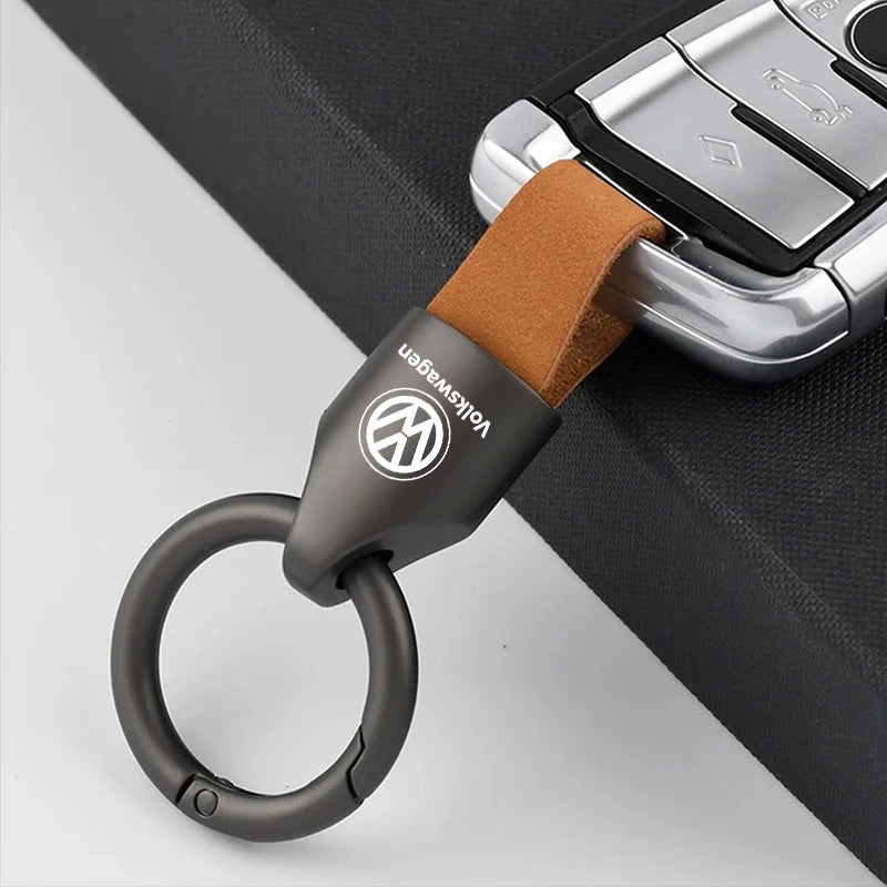 Luxuriöser VW-Wildleder-Schlüsselanhänger – Modischer Autoschlüsselhalter aus Zinklegierung in 4 eleganten Farben