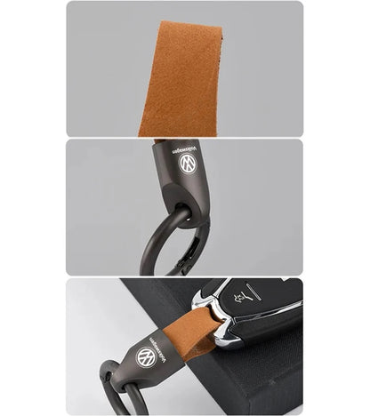 Luxuriöser VW-Wildleder-Schlüsselanhänger – Modischer Autoschlüsselhalter aus Zinklegierung in 4 eleganten Farben
